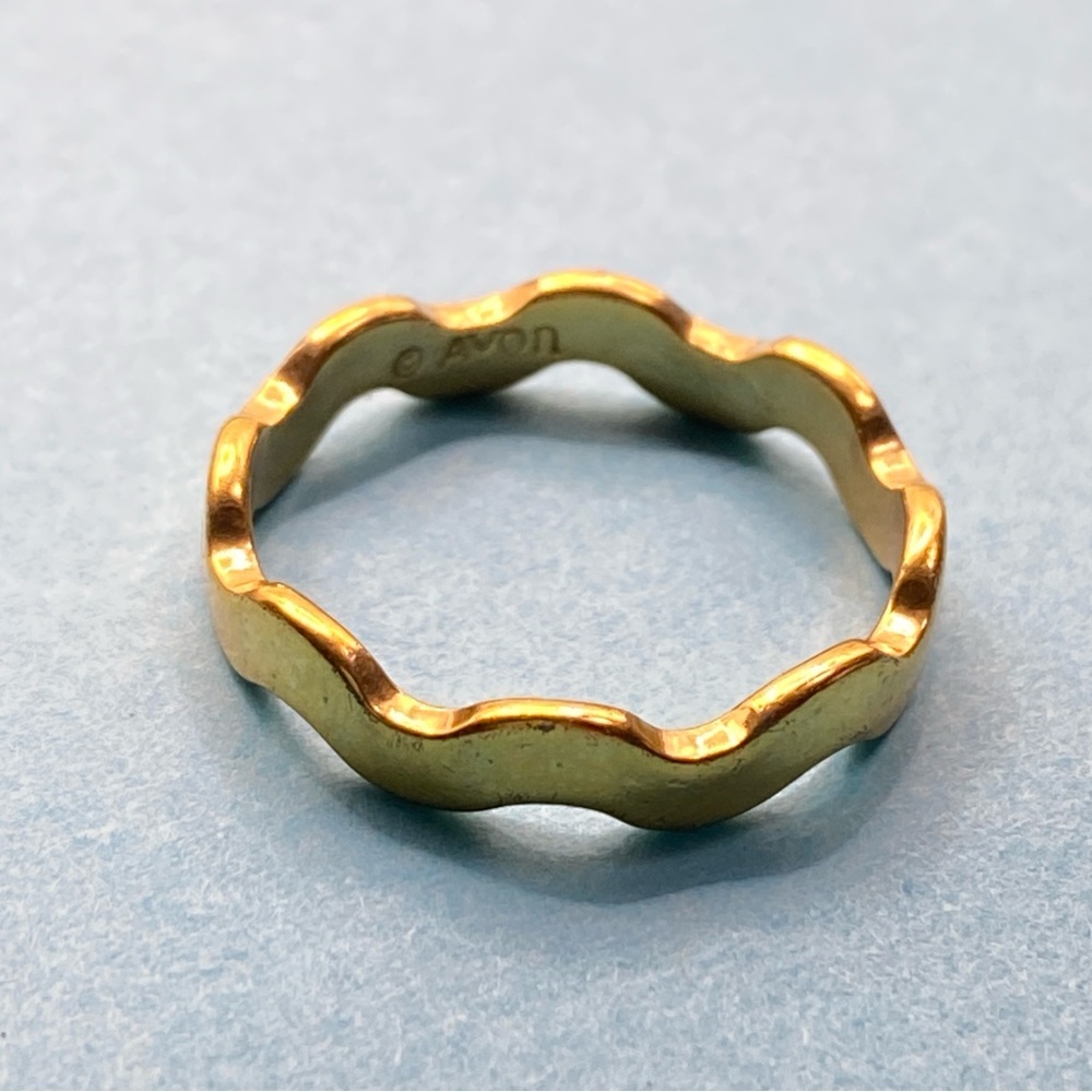 AVON Goldtone Wavy Ring Size 7 Vintage